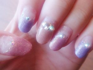 ネイルカラーを施した指先