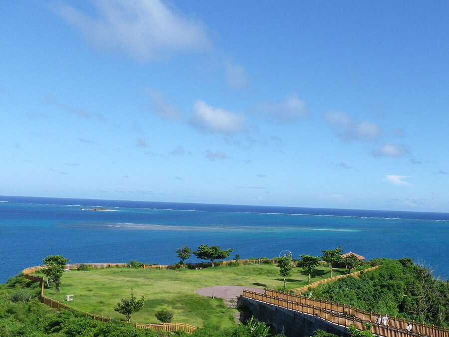 夏の沖縄の海