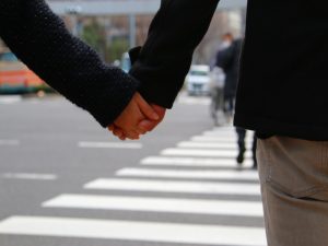 手をつなぐカップル