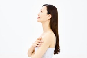 バストケアする女性